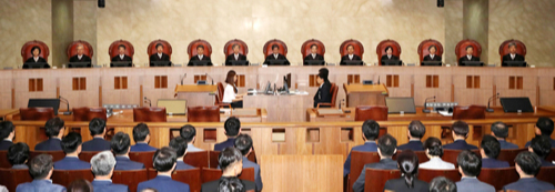 29일 오후 서울 서초구 대법원에서 열린 박근혜 전 대통령, ‘비선실세’ 최순실씨, 이재용 삼성전자 부회장이 연루된 ‘국정농단’사건 상고심에서 김명수 대법원장(윗 줄 가운데)이 선고를 시작하고 있는 가운데 자리를 채운 방척객들이 재판장을 바라보고 있다. 사진공동취재단