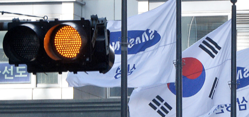 이재용 삼성전자 부회장이 1심 재판에서 징역 5년형을 선고받으면서 삼성의 '비상경영' 시스템에 관심이 쏠리고 있는 가운데 사진은 서울 서초구 삼성 사옥 앞 태극기와 삼성 깃발. 하상윤 기자