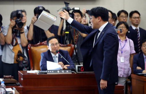 자유한국당 소속 장제원 간사가 국회법 해설책을 던지고 있다. 연합뉴스