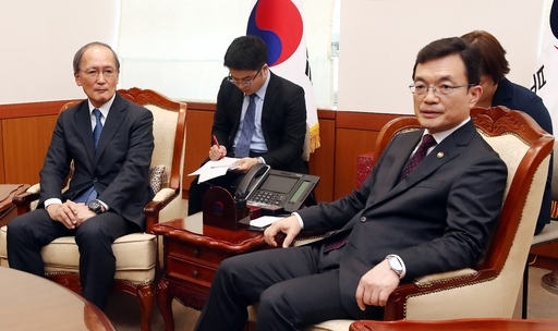 나가미네 야스마사 주한 일본대사(왼쪽)와 조세영 외교부 1차관