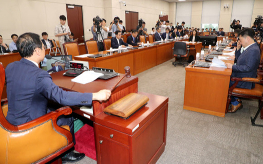 29일 오전 준연동형 비례대표제 도입을 골자로 공직선거법 개정안을 심의하는 국회 정치개혁특별위원회 전체회의에서 더불어민주당 소속 홍영표 위원장이 의사봉을 두드리고 있다. 연합뉴스