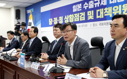 당·정·청 대책위 회의 청와대 김상조 정책실장(오른쪽 두 번째)이 28일 국회 의원회관에서 열린 ‘일본 수출규제 대응 당·정·청 상황점검 및 대책위원회’ 2차 회의에서 모두발언을 하고 있다. 연합뉴스