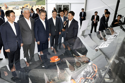 문재인 대통령이 28일 울산 북구 이화산업단지에서 열린 현대모비스 친환경차 부품 울산공장 기공식 참석에 앞서 전기자동차 코나EV의 배터리 시스템에 대한 설명을 듣고 있다. 울산=청와대사진기자단