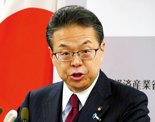 日 경제산업상 회견 세코 히로시게 경제산업상이 27일 일본 도쿄에서 열린 기자회견에서 한국 백색국가 제외 정책을 28일부터 실행한다고 밝히고 있다. 도쿄=AP연합뉴스