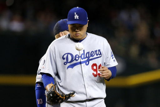 마운드에서 데이브 로버츠 다저스 감독을 기다리는 류현진. AP=연합뉴스