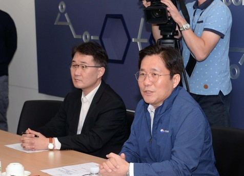 성윤모 산업통상자원부 장관이 28일 울산시 울주군 제일화성을 방문해 업체현황 청취 및 정부의 소재·부품·장비기업 경쟁력 강화 지원방향을 설명하고 있다. 산업통상자원부 제공