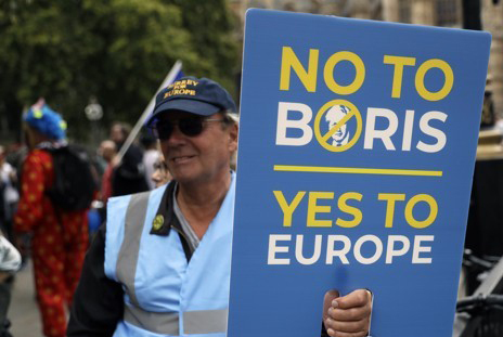 존슨 총리의 정회 조처에 항의하는 영국 시위대 AP=연합뉴스