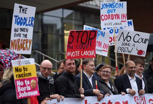 존슨 총리의 의회 정회 추진 등에 항의하는 시위대는 이날 영국 맨체스터에서 “쿠데타를 멈춰라” 등의 문구가 적힌 표지를 들고 시위를 벌이고 있다. 런던·맨체스터=AFP연합뉴스