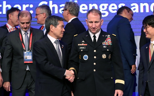 정경두(왼쪽) 국방부 장관이 5일 서울 중구 롯데호텔에서 열린 ‘2019 서울안보대화’ 개회식에서 기념촬영을 마친 뒤 로버트 에이브럼스 한미연합사령관과 악수하고 있다. 연합뉴스