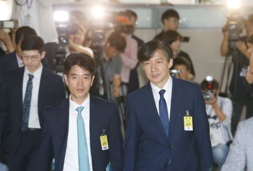 조국 법무부장관 후보자가 6일 오전 대기실을 나와 인사청문회장인 국회 법사위 회의실로 향하고 있다. 연합뉴스