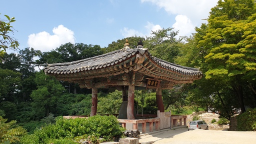 휘어진 나무를 그대로 사용한 개심사 입구 종각