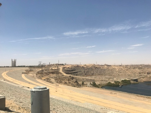 아스완 하이댐(Aswan High Dam). 소련의 자금으로 세계 최대 규모의 인공호수와 댐이 건설되었다. 길이 3.6Km, 높이 110m의 거대한 댐은 고대의 유적 못지않게 보는 이를 압도한다.