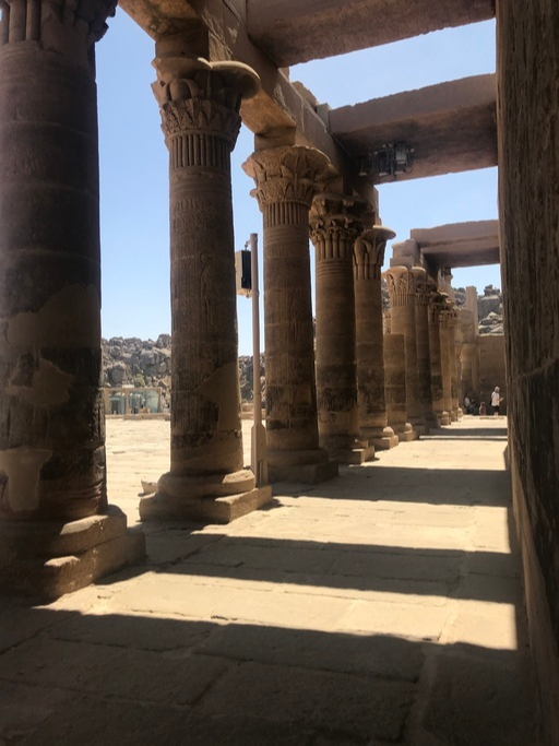 트라얀 정자가 주변의 필레 신전. 종려나무와 파피루스 문양이 아름답게 장식된 14개 기둥이 시선을 붙든다. 필레 신전은 저승의 신 오시리스의 누이이자 부인인 이시스 신이다.