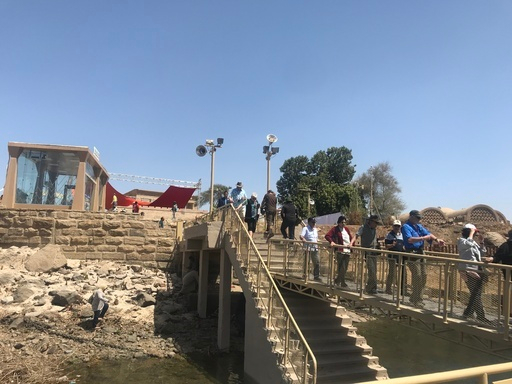 신전을 이전하기 전에는 물이 차오른 신전 기둥 사이로 배가 오갔다고 하지만 지금은 나무로 만들어진 선착장에 정박한다.