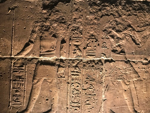 여신이 들려주는 수많은 이야기가 벽면에 부조로 아로새겨져 있다. 가이드의 설명을 더하니 넘치는 이야기가 겹겹이 쌓여 신화 속에 들어와 있는 듯하다.