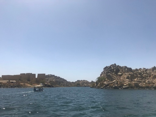 필레 신전. 새롭게 건설되는 아스완 하이댐에 의해 수몰될 위기였지만 유네스코 지원으로 서북쪽으로 약 20m에 위치한 아질키아 섬으로 해체하여 옮겨졌다. 하지만 여전히 옛 이름 그대로 필레 신전라고 불린다.