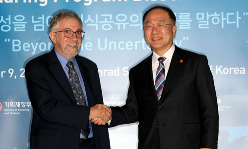 홍남기 경제부총리 겸 기획재정부 장관(오른쪽)이 9일 서울 영등포구 한 호텔에서 열린 ‘2019 경제발전경험공유사업(KSP) 콘퍼런스’에 참석한 노벨경제학상 수상자 폴 크루그먼 뉴욕시립대 교수를 만나 악수하고 있다. 연합뉴스