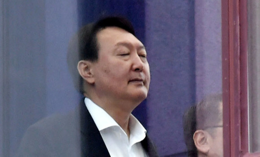 지난 9일 점심을 마친 윤석열 검찰총장이 눈을 감은 채 집무실을 향해 천천히 걸어가고 있다. 하상윤 기자