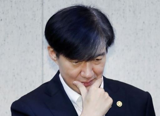 조국 신임 법무부 장관이 10일 오전 성북구 한국과학기술연구원(KIST)에서 열린 현장 국무회의 전 생각에 잠겨 있다. 연합뉴스