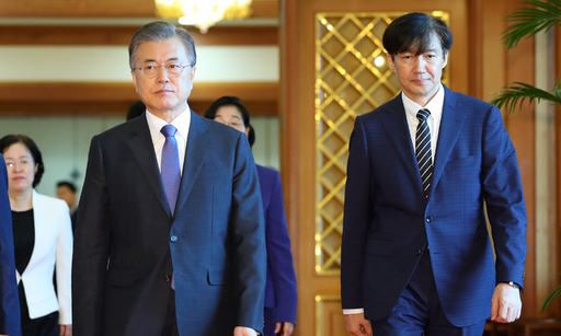 문재인 대통령이 지난 9일 청와대 본관에서 열린 임명장 수여식을 마친 후 조국 신임 법무부 장관 등 신임 장관들과 환담장으로 이동하고 있다. 뉴시스