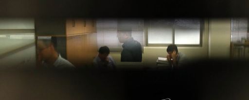 찰 관계자들이 3일 오후 경북 영주시 동양대학교 총무복지팀 사무실에서 압수수색을 하고 있다. 영주=연합뉴스