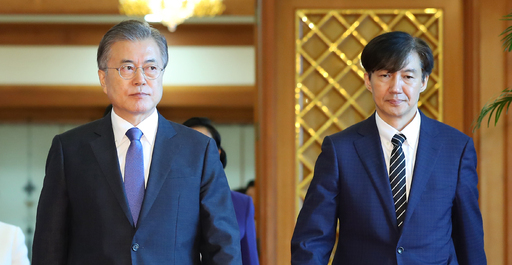 문재인 대통령이 지난 9일 청와대 본관에서 열린 임명장 수여식을 마친 후 조국 신임 법무부 장관 등 신임 장관들과 환담장으로 이동하고 있다. 연합뉴스