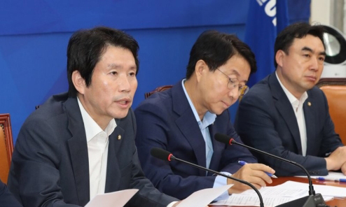 더불어민주당 이인영 원내대표가 10일 오전 국회에서 열린 원내대책회의에서 발언하고 있다. 연합뉴스