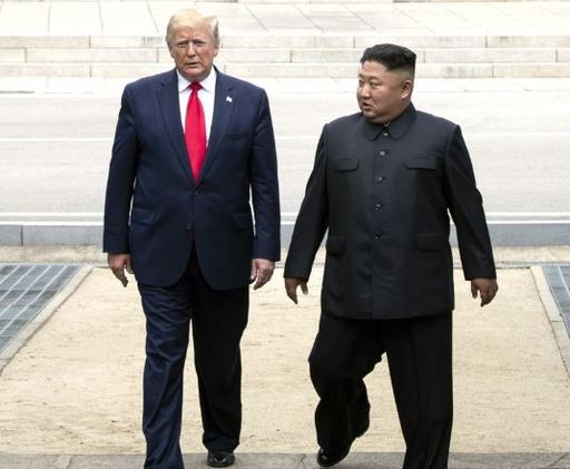 도널드 트럼프 미국 대통령과 북한 김정은 국무위원장이 지난 6월 30일 오후 판문점 군사분계선에서 만나 함께 북측으로 넘어갔다가 남측으로 돌아오고 있다. 판문점=연합뉴스