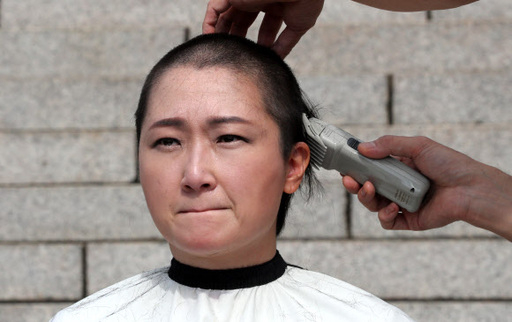 무소속 이언주 의원이 10일 오전 국회 본청 앞 계단에서 조국 법무부 장관 임명 철회와 대국민 사과를 요구하는 기자회견을 마친 뒤 삭발하고 있다.