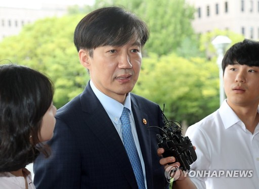 조국 법무부 장관이 11일 오전 경기도 정부과천청사로 출근하며 기자들의 질문에 답변하고 있다.