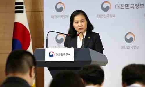 유명희 통상교섭본부장이 지난 11일 오전 정부서울청사 브리핑실에서 "반도체·디스플레이 핵심 소재 3개 품목에 대해 일본이 지난 7월 4일 시행한 수출제한 조치를 WTO에 제소한다"고 밝히고 있다. 연합뉴스