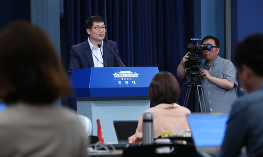황덕순 일자리수석이 15일 청와대 춘추관 대브리핑룸에서 고용 동향과 전망 관련한 브리핑을 하고 있다. 뉴시스