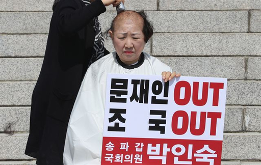 지난 11일 국회 본관 앞 계단에서 박인숙 자유한국당 의원(오른쪽)이 조국 법무부 장관의 임명 철회를 촉구하는 의미로 삭발하고 있다. 연합뉴스