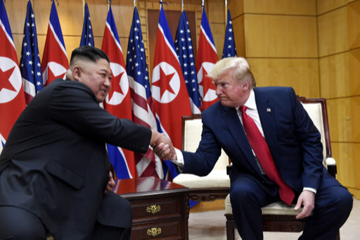 지난 6월 30일 도널드 트럼프 미국 대통령(오른쪽)과 김정은 북한 국무위원장이 판문점 자유의 집에서 악수를 나누고 있다. 연합뉴스