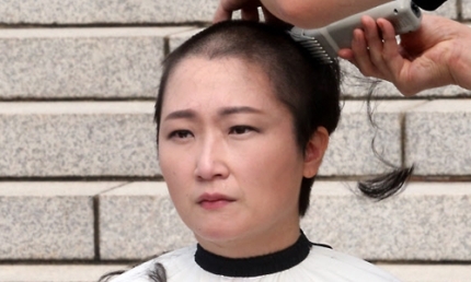 무소속 이언주 의원이 지난 10일 국회 본청 앞에서 조국 법무부 장관의 임명 철회를 요구하며 삭발하고 있다. 연합뉴스