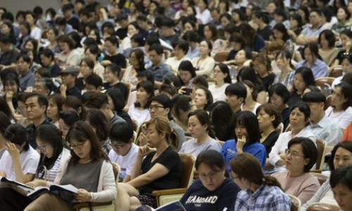 8월 18일 오후 서울 강남구 진선여자고등학교에서 열린 '자사고 재지정 여파 현 고1부터 수능 대폭변화 상위권 학생 고교선택전략 설명회'에서 참석자들이 관련 자료를 보고 있다. 연합뉴스