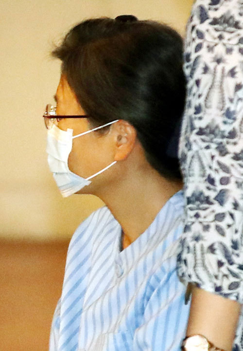 국정농단 사건으로 2년 5개월째 구속 수감 중인 박근혜 전 대통령이 16일 어깨 부위 수술을 받기 위해 서울성모병원으로 들어서고 있다. 연합뉴스