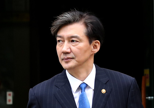 조국 법무부 장관이 16일 오전 서울 서초구 자택을 나서고 있다. 뉴시스