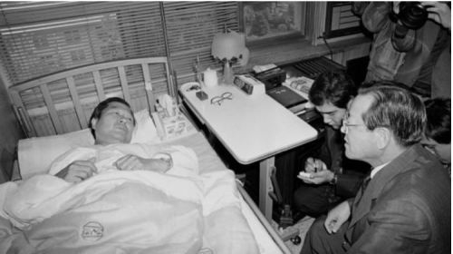 1990년 10월 지방자치제 약속 이행 등을 요구하며 단식에 들어간 DJ를 당시 집권여당인 자민당 김종필 최고위원이 방문, 위로와 함께 그만 둘 것을 청하고 있다. 연합뉴스