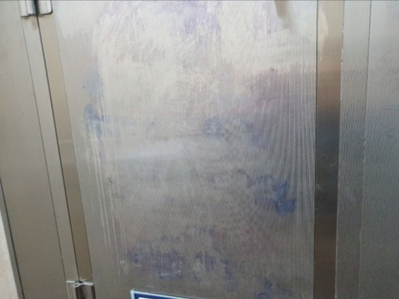 서울지하철 1호선 C역 남자화장실에서 발견된 낙서의 흔적.