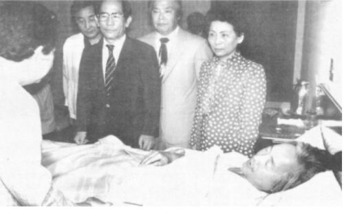 1983년 5월 목숨을 건 YS의 단식을 부인 손명숙 여사, 김동영, 황낙주(오른쪽부터) 등 측근들이 지켜보고 있다. 연합뉴스