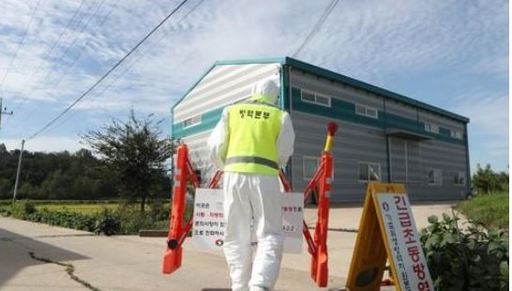 17일 경기도 파주시의 한 양돈농장에서 아프리카돼지열병(ASF)이 발생해 방역당국이 출입을 통제하고 있다. 파주=연합뉴스