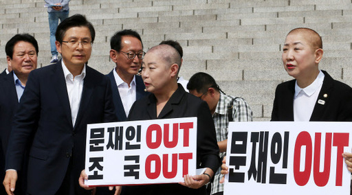 지난 11일 황교안 자유한국당 대표가 조국 법무부장관 임명 철회를 요구하며 삭발을 한 박인숙 의원(오른쪽), 김숙향 동작갑 당원협의회 운영위원장을 격려하고 있다. 뉴시스