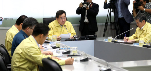 국내에 처음으로 아프리카돼지열병(ASF)이 경기도 파주시에 발생한 17일 오전 이낙연 국무총리가 서울 종로구 정부서울청사 재난상황실에서 아프리카 돼지열병 상황점검 및 대책회의를 주재하고 있다. 뉴시스