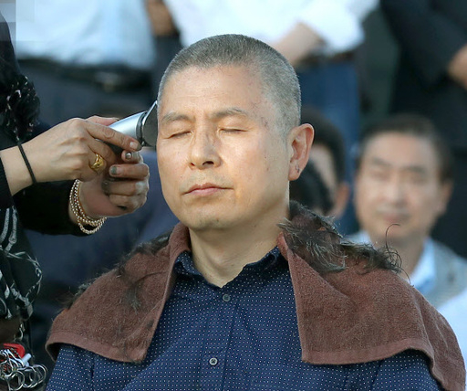 황교안 대표가 16일 오후 문재인 대통령의 '삭발 재고'요청을 "조국을 파면하라"며 거부, 예정대로 삭발하고 있다. 뉴시스