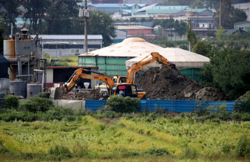 내에서 처음으로 가축전염병인 아프리카돼지열병(ASF)이 발생한 지난 17일 경기 파주시 연다산동의 한 돼지농장에서 방역 관계자들이 살처분 매몰 작업을 준비하고 있다. 뉴시스