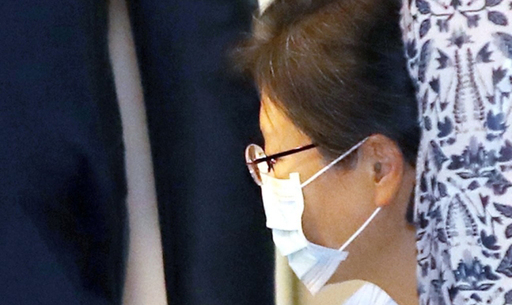 국정농단 사건으로 2년 5개월째 구속 수감 중인 박근혜 전 대통령이 지난 16일 어깨 부위 수술을 받기 위해 서울성모병원으로 들어서고 있다. 연합뉴스