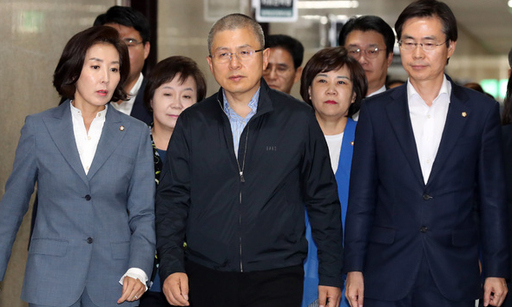 19일 오전 서울 여의도 국회에서 열린 자유한국당 최고위원회의에 황교안 대표와 나경원 원내대표 등 지도부가 참석하고 있다. 뉴시스