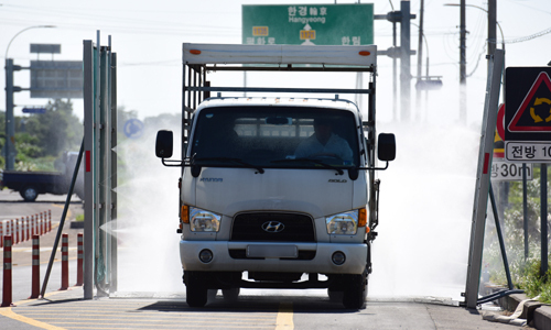 19일 오후 제주시 한림읍 금악리 금악2교차로 앞에서 긴급 설치된 아프리카돼지열병(ASF) 방역초소가 운영되고 있다. 연합뉴스