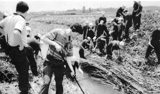 1993년 7월 화성연쇄살인사건 수사본부가 화성군 정남면 관항리 인근 농수로에서 유류품을 찾고 있는 모습. 연합뉴스
